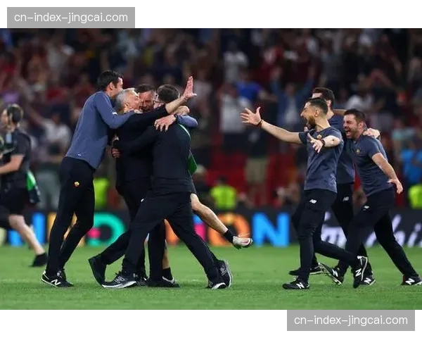 穆里尼奥现身罗马训练场，引发球迷对其可能回归的猜测